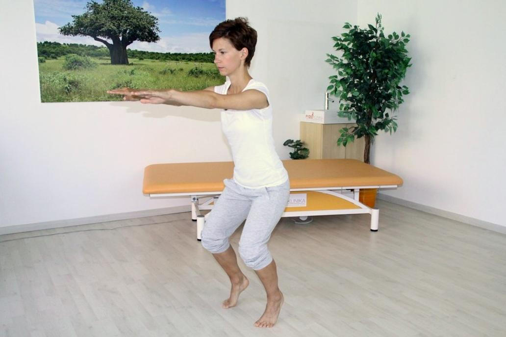 Cvičení - přenášení váhy ze špiček na paty v podřepu