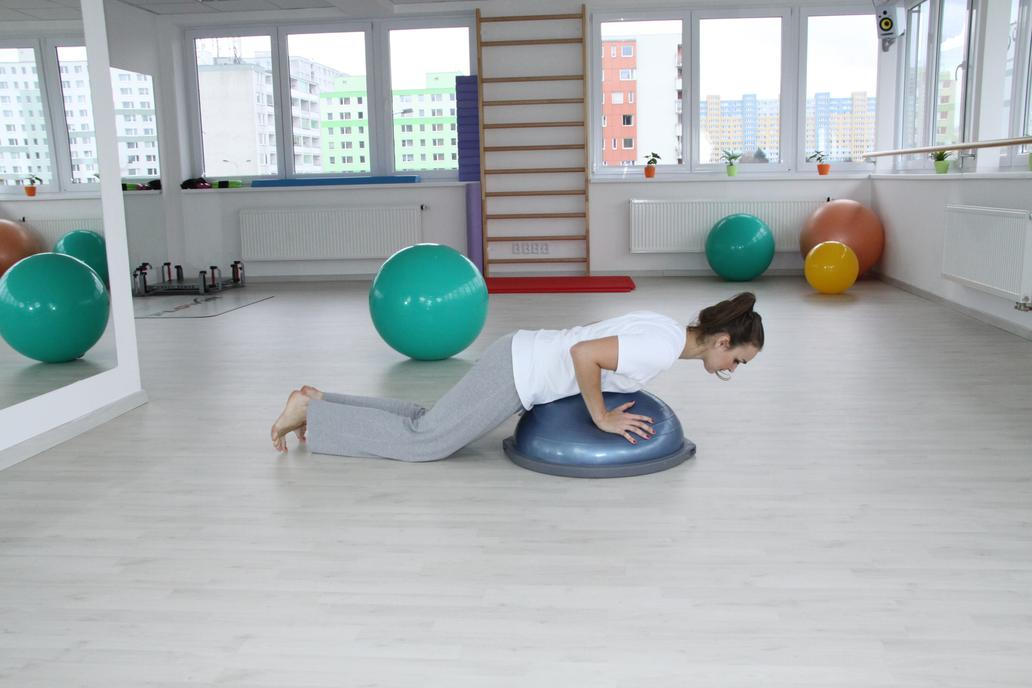 Cvičení - kliky s koleny na zemi 