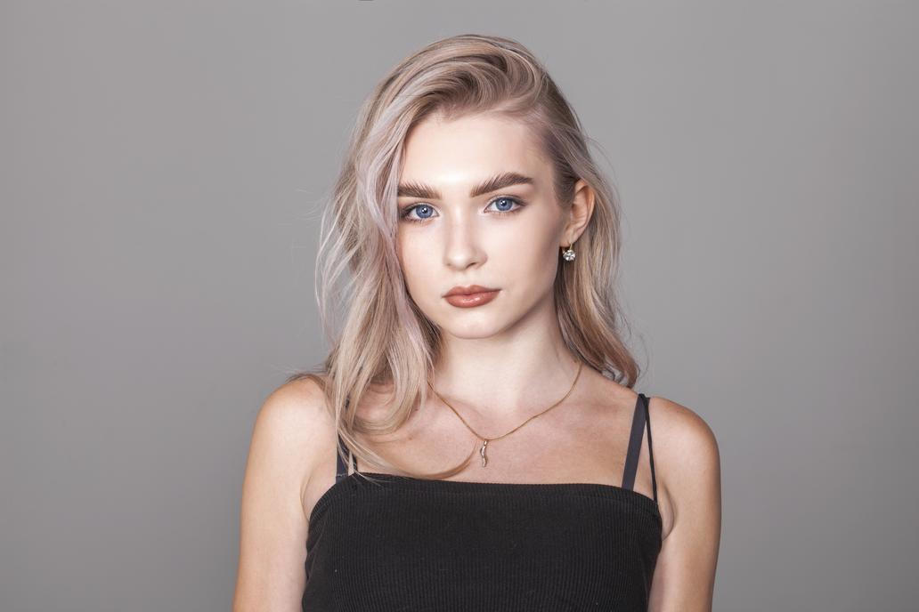 Krásná mladá žena s blond vlasy a hustým obočím