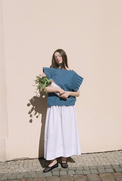 Denimové tričko a bílá sukně