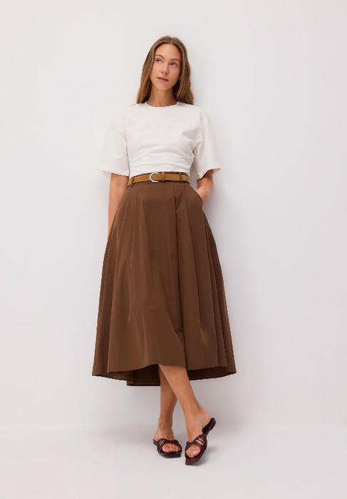 Bílé tričko a sukně