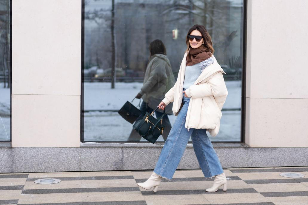 Stylová žena na ulici v pohodlném outfitu
