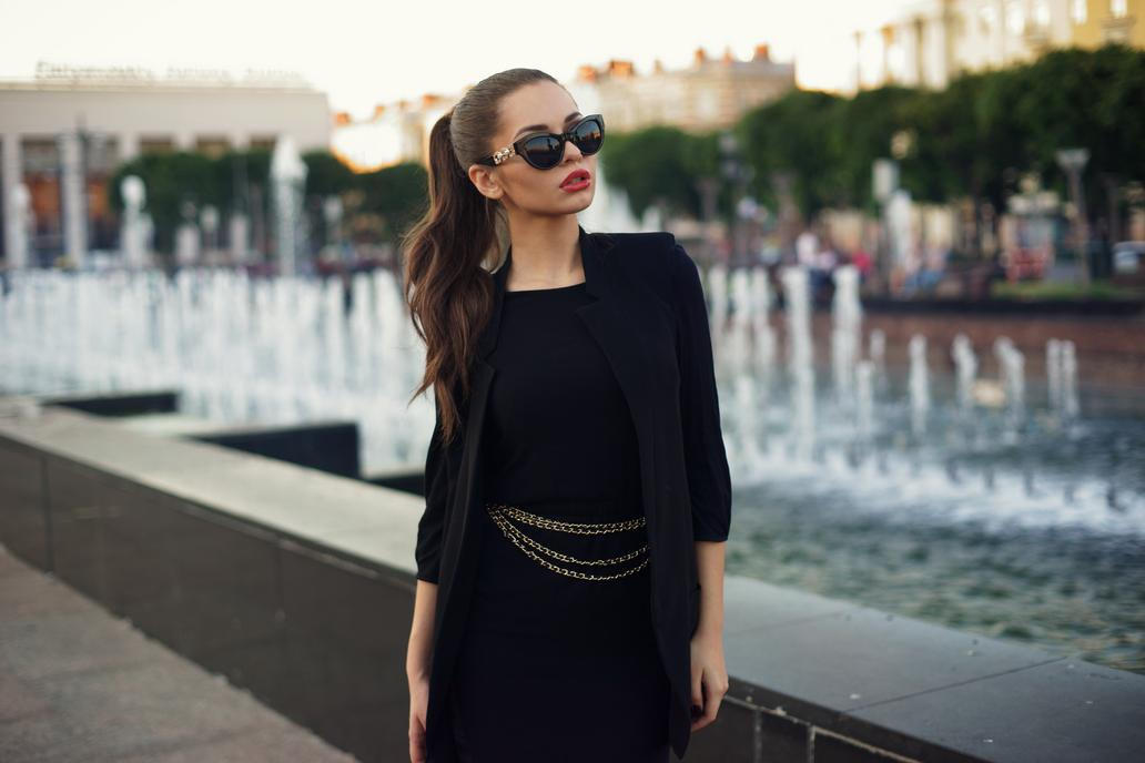 Žena v černém outfitu