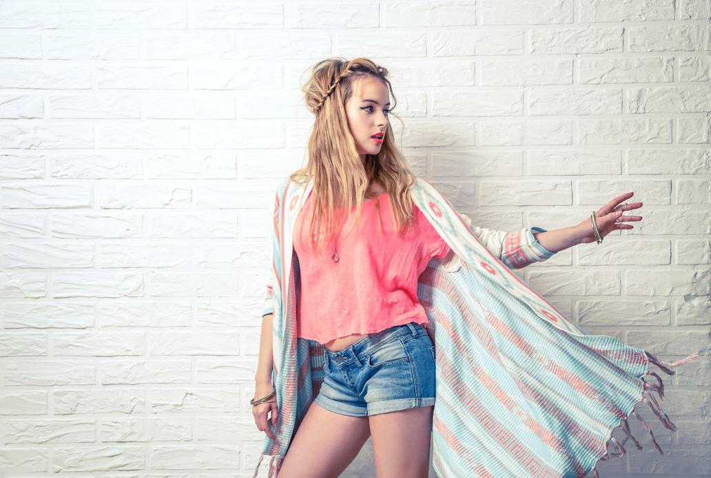 Žena v boho outfitu