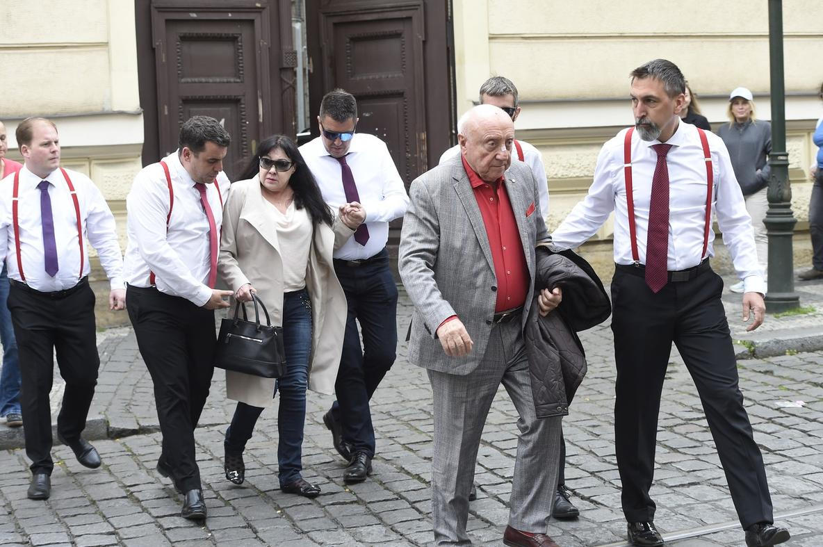 Felix Slováček a Dagmar Patrasová přicházejí na poslední rozloučení se svou dcerou Annou Slováčkovou.