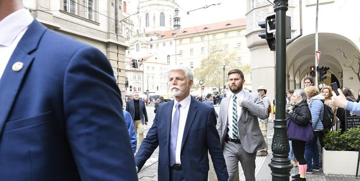 Prezident Petr Pavel přichází na poslední rozloučení s Annou Slováčkovou.