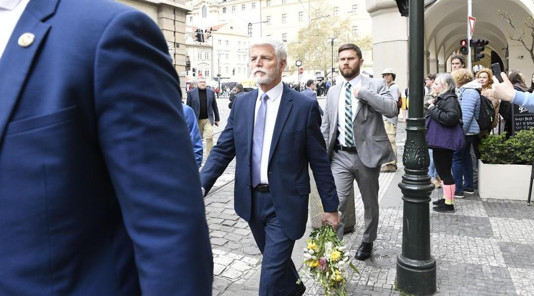 Prezident Petr Pavel přichází na poslední rozloučení s Annou Slováčkovou.