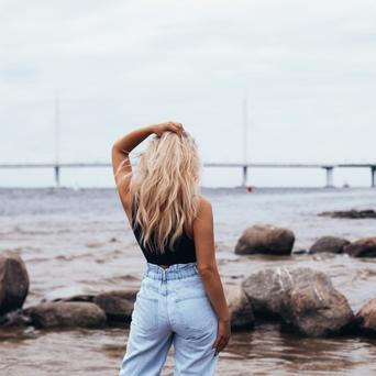 Žena s blond vlasy na pláži