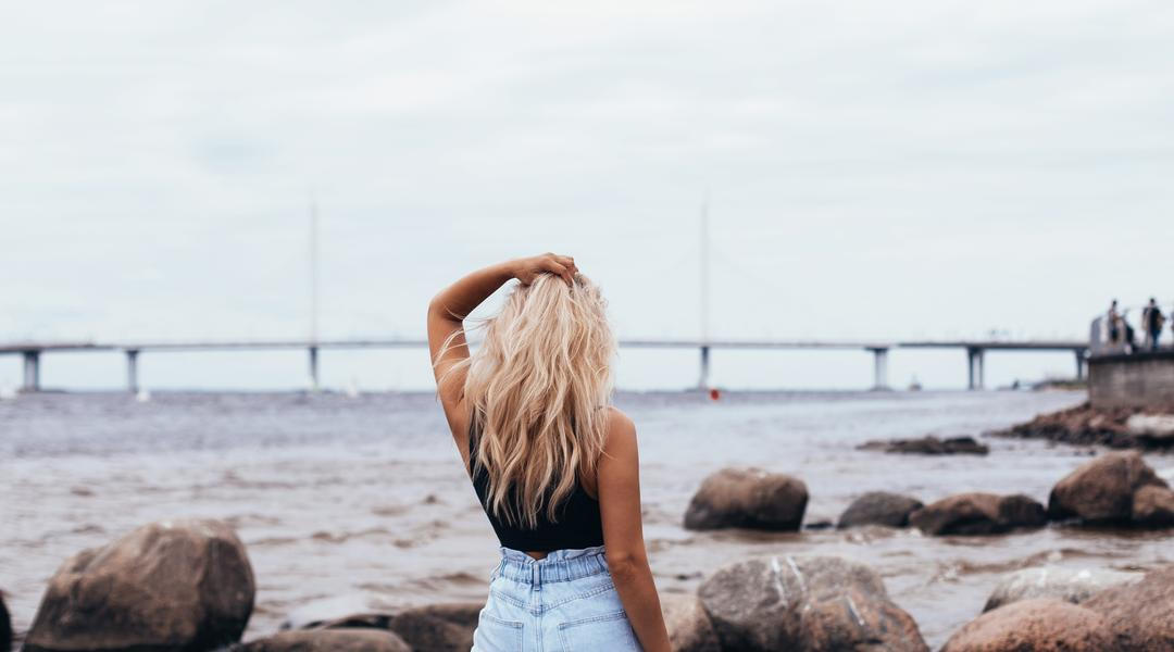 Žena s blond vlasy na pláži