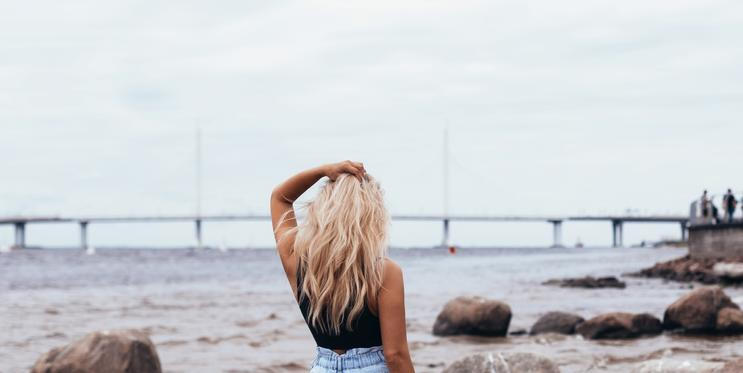 Žena s blond vlasy na pláži
