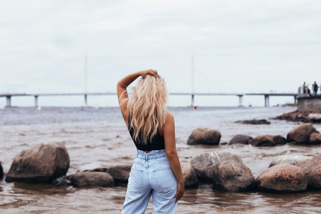 Žena s blond vlasy na pláži