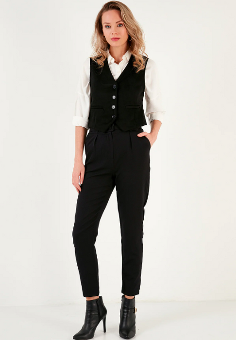 Žena v bílé košili a věstě