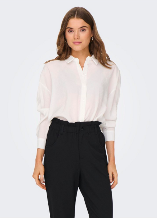 Žena v bílé košili