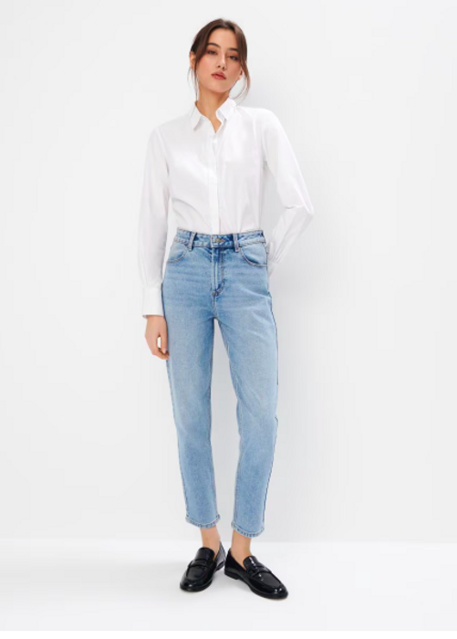 Bílá košile a džíny