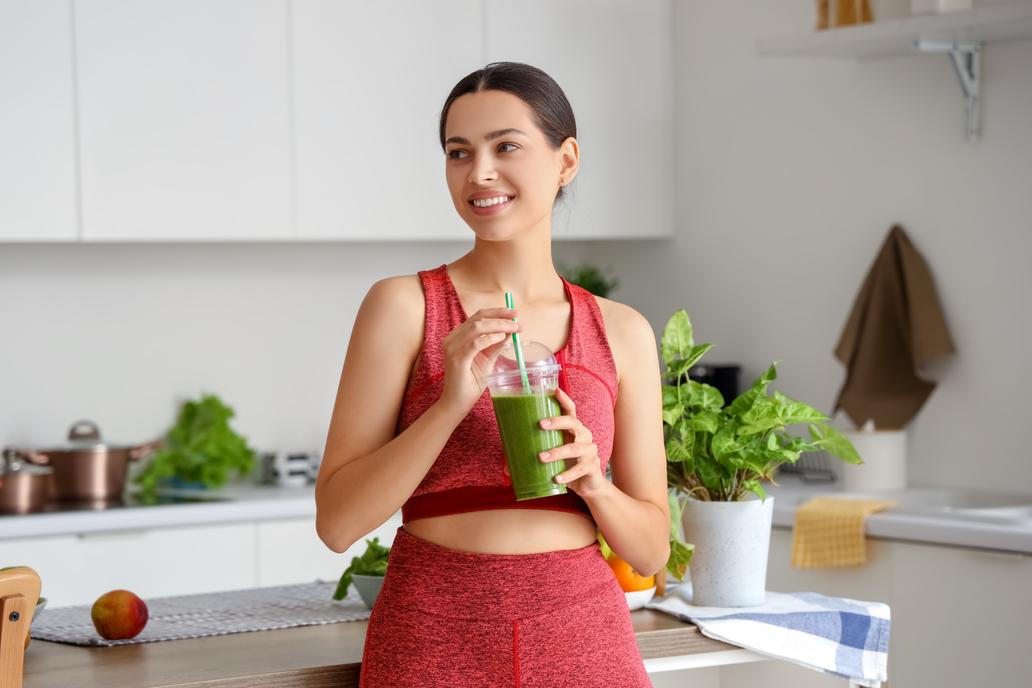 Žena se zeleným smoothie