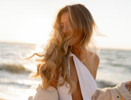 Blond žena na pláži