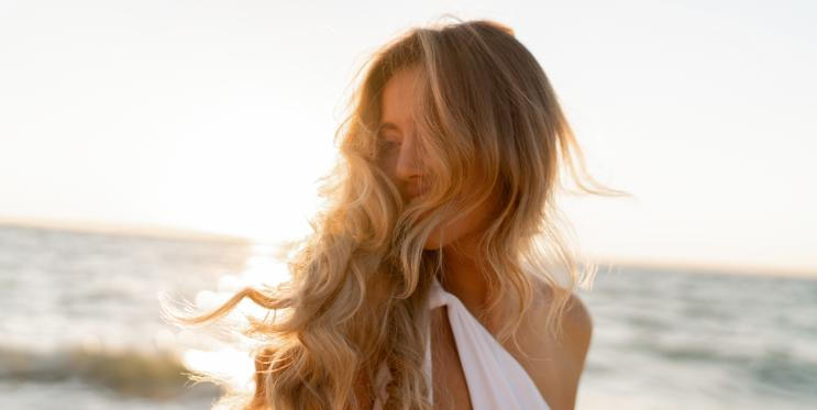 Blond žena na pláži