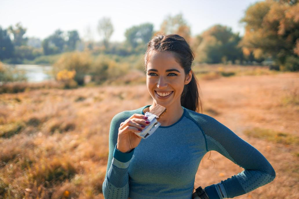 Žena s čokoládovou tyčinkou