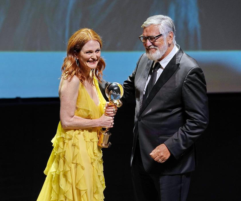 Julianne Moore, Jiří Bartoška