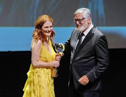 Julianne Moore, Jiří Bartoška