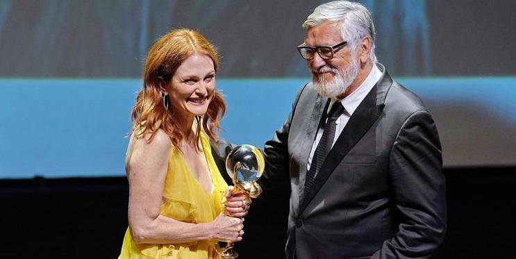 Julianne Moore, Jiří Bartoška