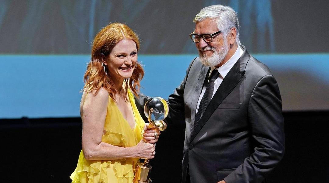 Julianne Moore, Jiří Bartoška