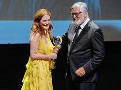 Julianne Moore, Jiří Bartoška