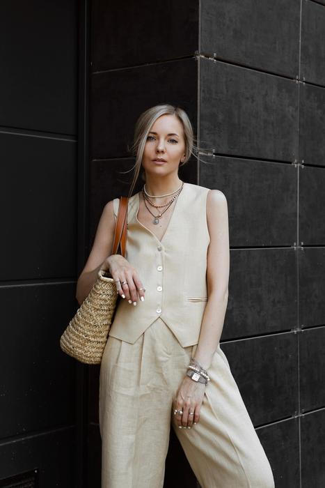 Žena v elegantním kompletu: vesta a široké kalhoty