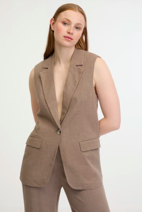 Béžový komplet: vesta a kalhoty