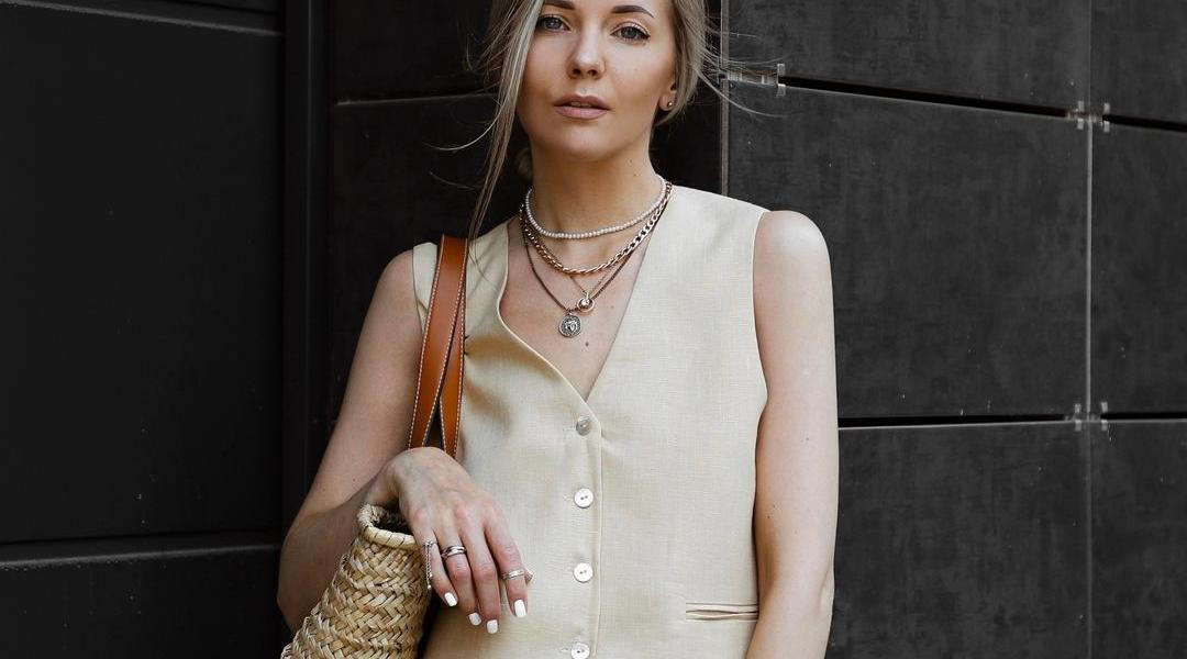 Žena v elegantním kompletu: vesta a široké kalhoty