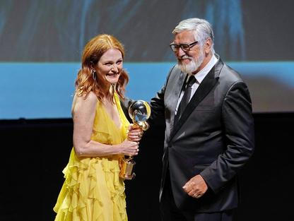 Julianne Moore, Jiří Bartoška