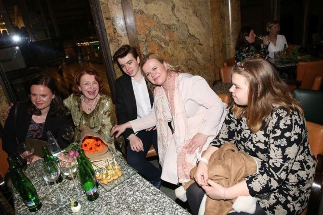 Iva Janžurová, dcera Sabina, dcera Theodora Remundová