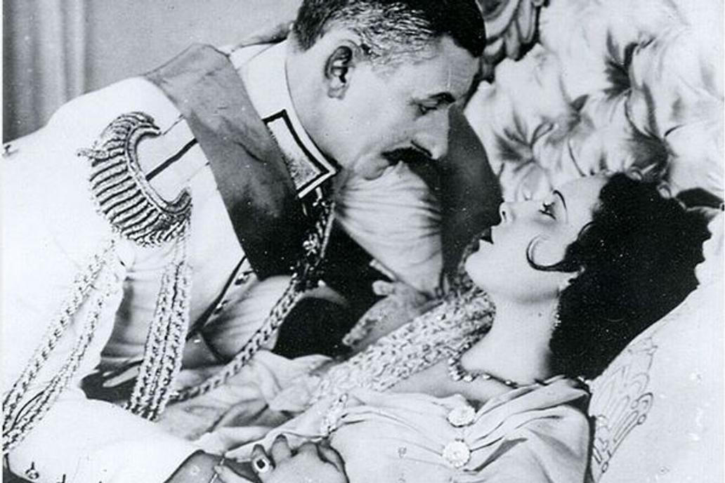 Vlasta Burian a Lída Baarová ve filmu Lelíček ve službách Sherlocka Holmesa. Tady začaly jejich pletky.