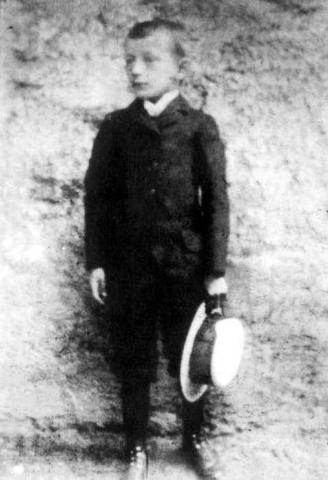 Asi pětiletý Vlasta Burian. Vyfoceno ještě v Liberci.