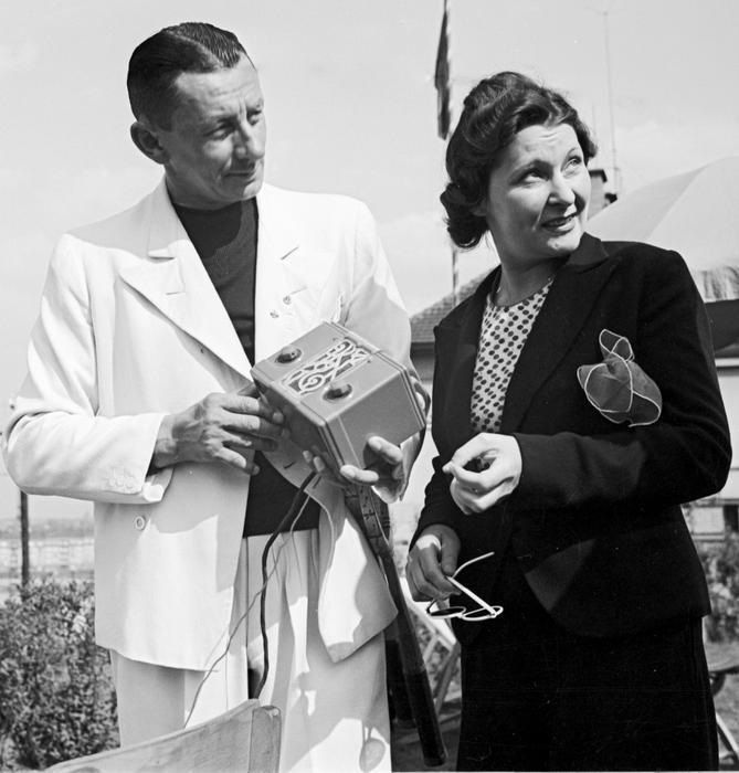 Vlasta Burian s manželkou Ninčou na tenisovém kurtu u jeho vily.