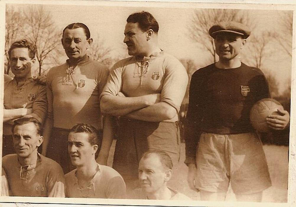 S Vlastou Burianem, Ferdinand Růžička klečící uprostřed.