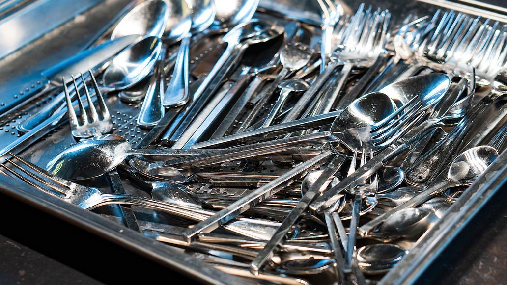 Kovové příbory a nádobí