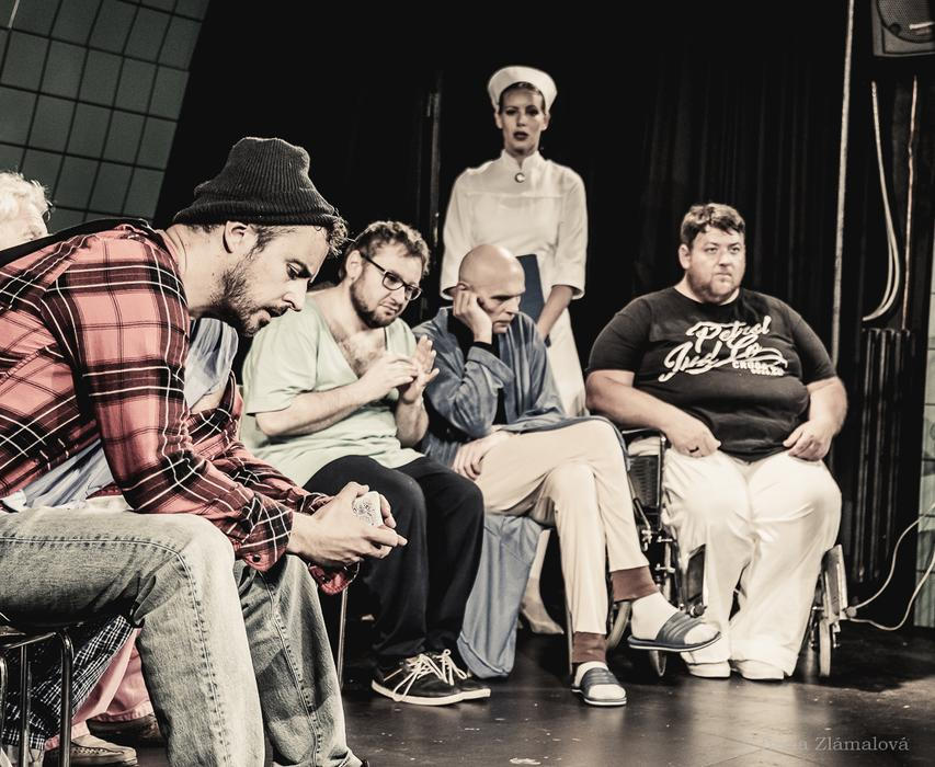 Lukáš Malínek (napravo) v představení Přelet nad kukaččím hnízdem v Divadle Radka Brzobohatého