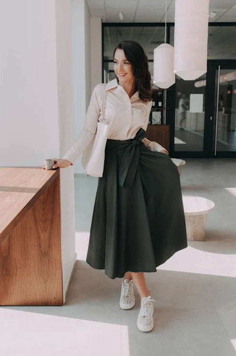 Bílá košile a tmavá sukně