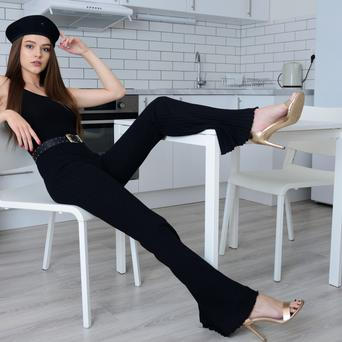 Žena v černém outfitu
