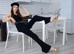 Žena v černém outfitu