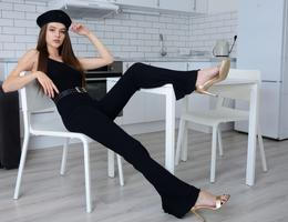 Žena v černém outfitu