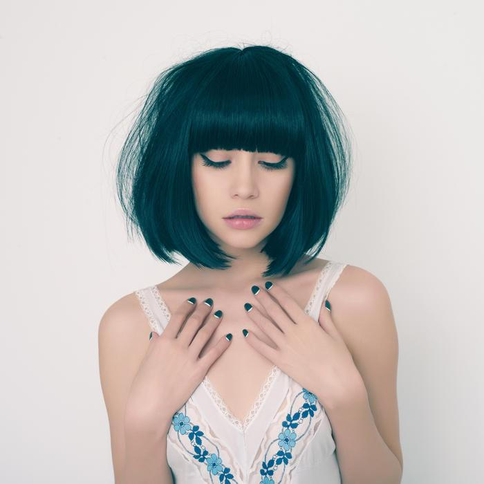 Žena s mikádem a krátkými tmavými nehty