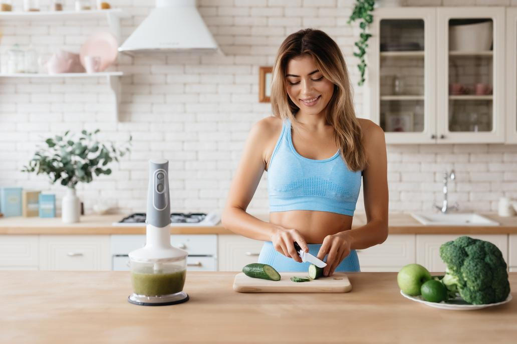 Žena krájí zeleninu