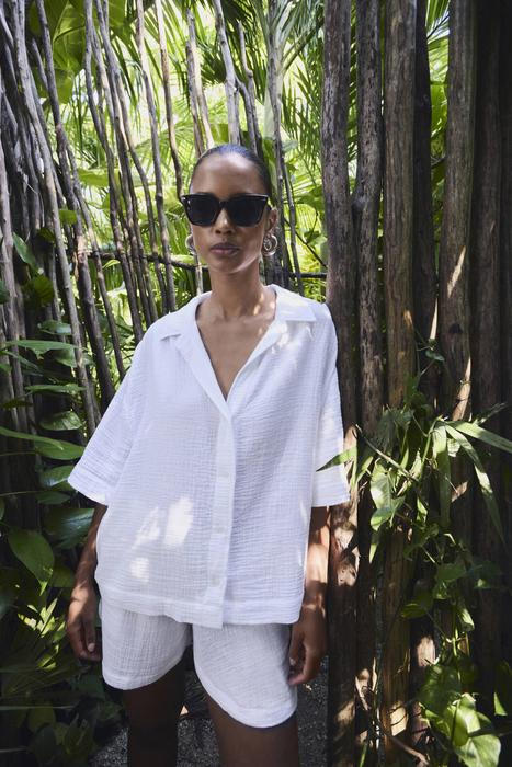 Volná bílá košile a šortky