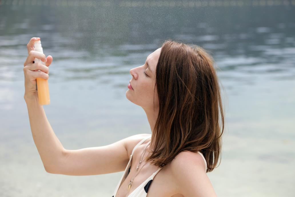 Žena s termální vodou ve spreji