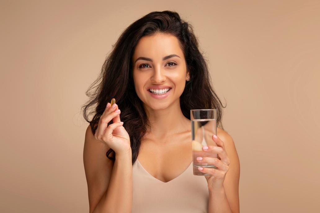 Žena s vodou a vitamíny