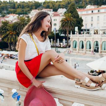 Žena v letním outfitu