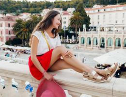 Žena v letním outfitu