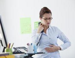 Žena ve stresu s bolestí břicha